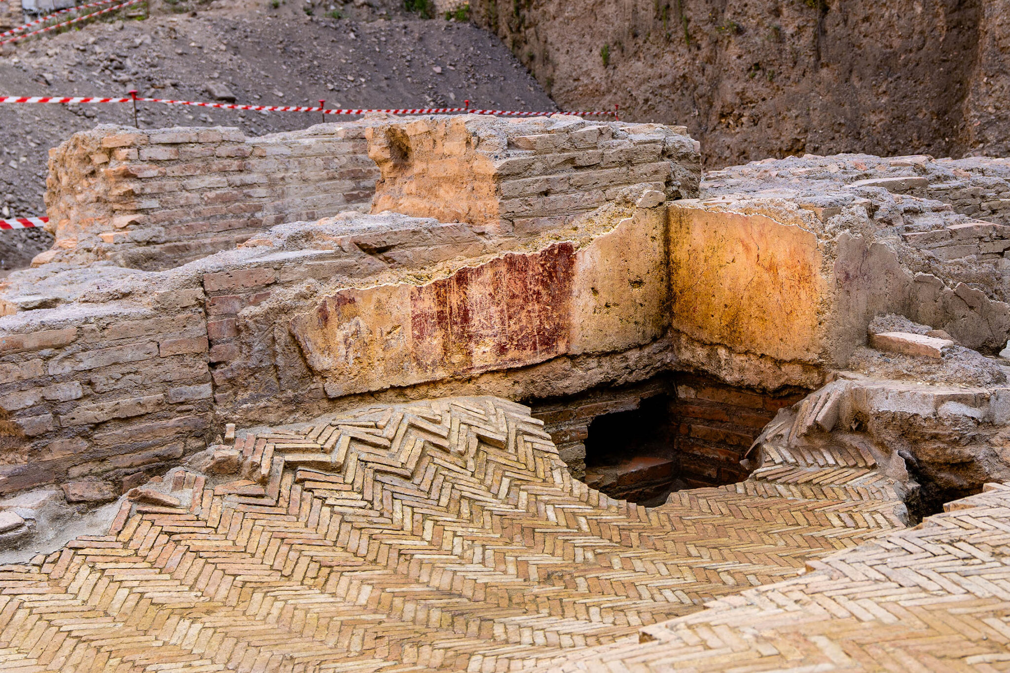 Teatro di Nerone: parete della cavea affrescata