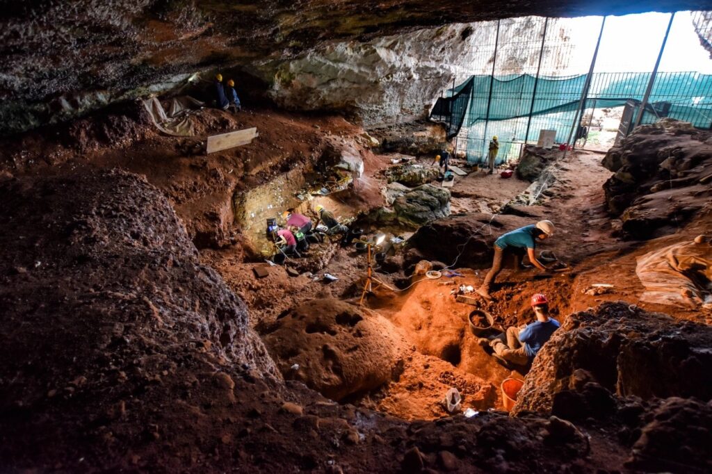  Lavoro sul campo a Grotta Romanelli (crediti per la foto: L. Forti)