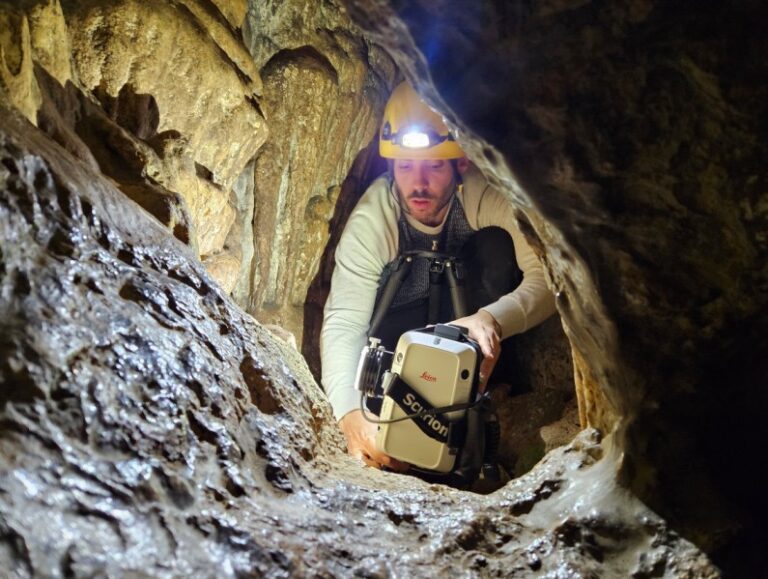 Adrián Martínez Fernández positioning a laser scanner for 3D scanning of the cavity/A. Benito Calvo