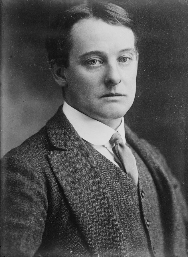 Lord Alfred Douglas (1910-15). <a href="https://commons.wikimedia.org/wiki/File:Alfred_Douglas_-_Bain_Collection_(cropped).jpg#/media/File:Alfred_Douglas_-_Bain_Collection_(cropped).jpg">Foto</a> dal Bain News Service, George Grantham Bain Collection (LC-DIG-<a href="http://hdl.loc.gov/loc.pnp/ggbain.16256">ggbain-16256</a>) dalla Library of Congress, in <a href="https://www.loc.gov/pictures/item/2014696232/">pubblico dominio</a>