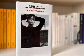 la copertina del romanzo L'età fragile, di Donatella Di Pietrantonio, pubblicato da Giulio Einaudi editore (2023) nella collana Supercoralli