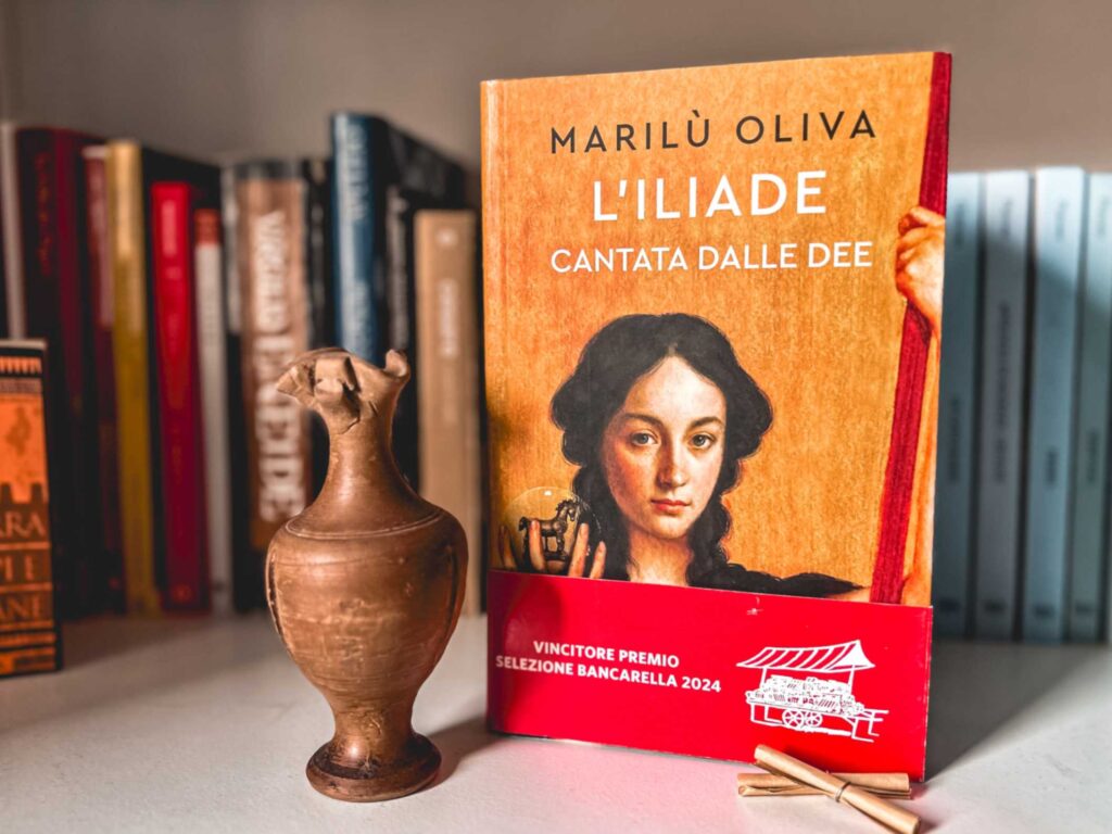la copertina del romanzo L’iliade cantata dalle dee, di Marilù Oliva, pubblicato da Solferino Libri (2024)