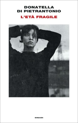 la copertina del romanzo L'età fragile, di Donatella Di Pietrantonio, pubblicato da Giulio Einaudi editore (2023) nella collana Supercoralli