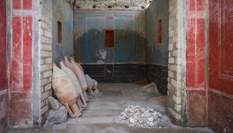 Pompei, scavi nella Regio IX rivelano un sacrarium con pareti blu