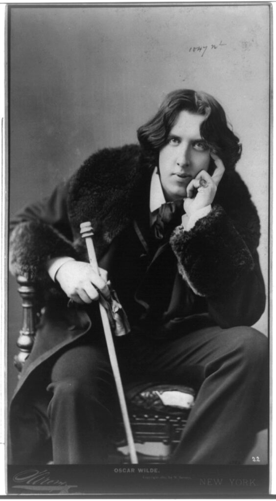 Oscar Wilde (circa 1882). Foto di Napoleon Sarony. dalla Library of Congress (numero di controllo 98519699), in pubblico dominio