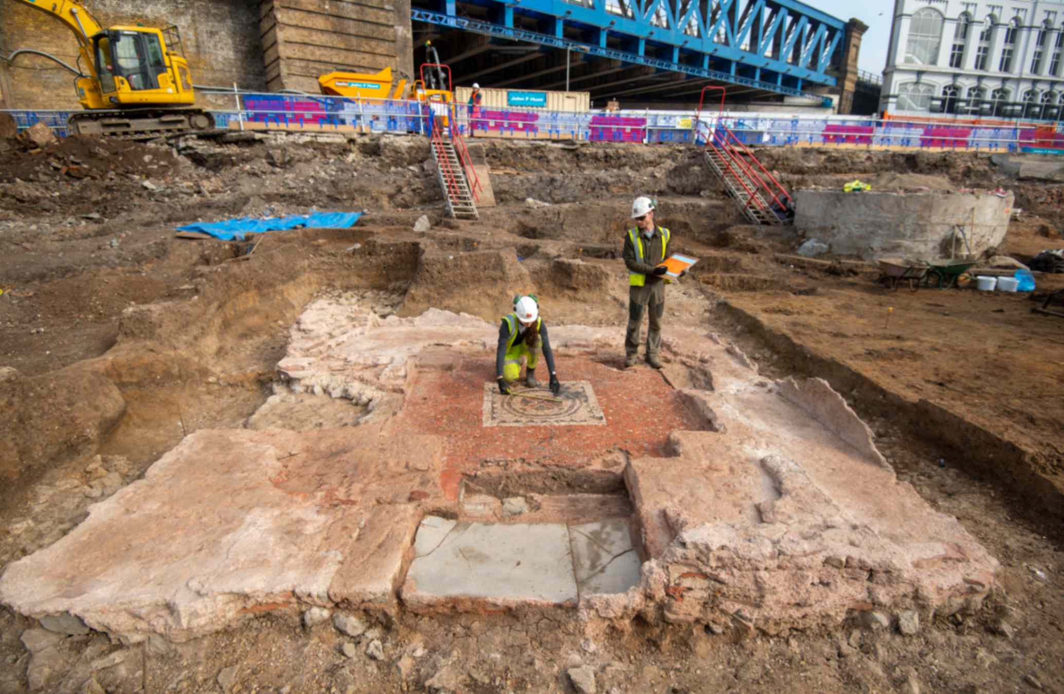 Gli archeologi scoprono un mosaico romano all'interno del Mausoleo nel sito Liberty of Southwark