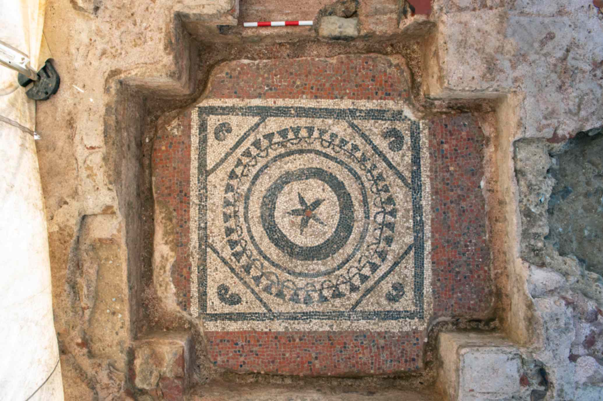 Il più antico mosaico proveniente dal mausoleo romano nel sito Liberty of Southwark. Foto © MOLA