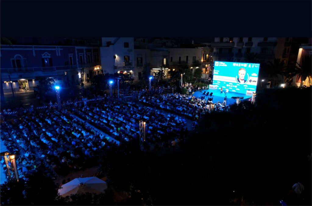 un'immagine di una giornata dell'evento dal palco di Polignano a Mare, edizione 2023