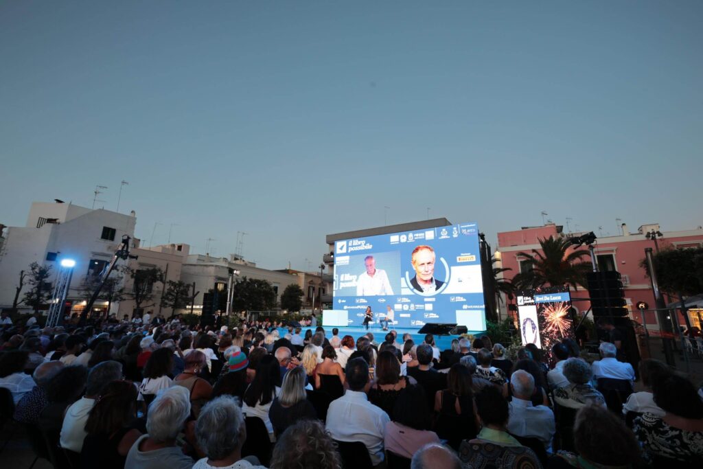 prima giornata XXII Libro Possibile un'immagine di una giornata dell'evento dal palco di Polignano a Mare, edizione 2023