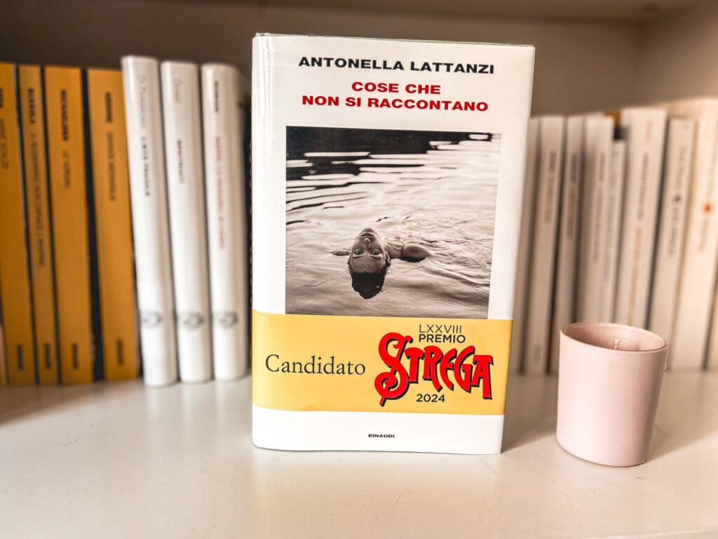 la copertina di Cose che non si raccontano, di Antonella Lattanzi, pubblicato da Giulio Einaudi editore (2023) nella collana Supercoralli